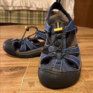 Keen sz unknown (5 1/2-6?) sandals
